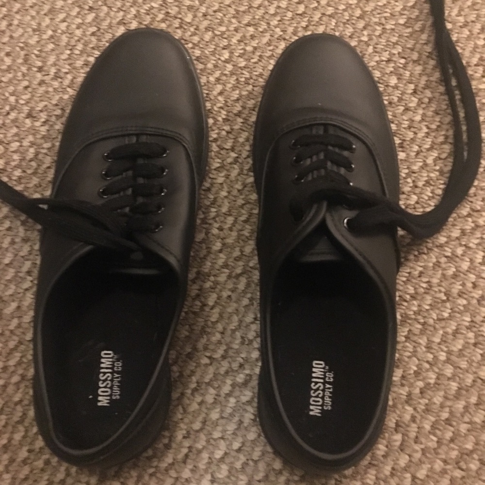 Black slip resistant shoes || size 8 || never worn